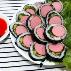Cơm cuộn xúc xích